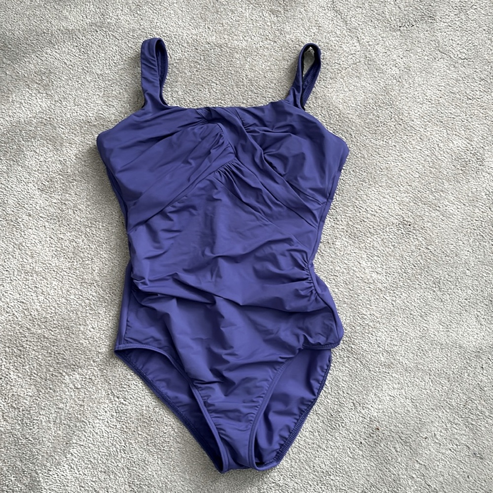 Lands’ End one piece swimsuit size 10 DDD
Underwire,  purple.